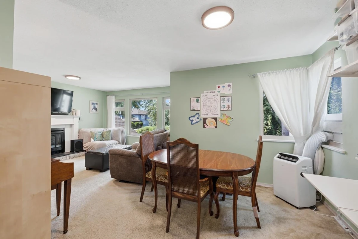 Dining Area Photo of 15318 87a Avenue, Surrey, BC