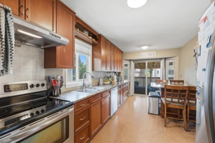 Breakfast Nook Photo of 15318 87a Avenue, Surrey, BC