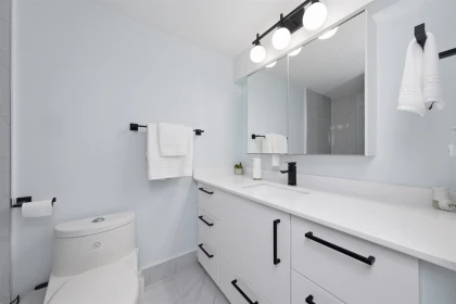 Hallway Photo of 606 137 W 17 Street, North Vancouver, BC