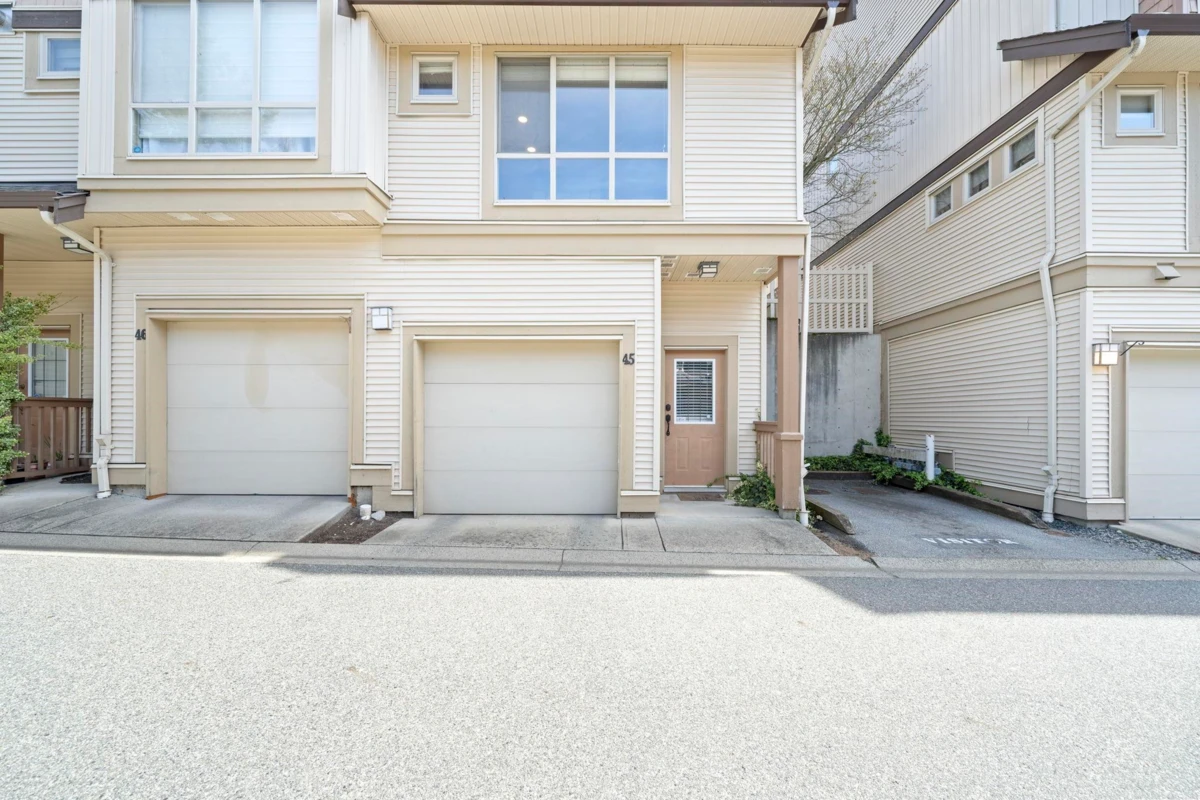 Living Room Photo of 45 20350 68 Avenue, Langley, BC