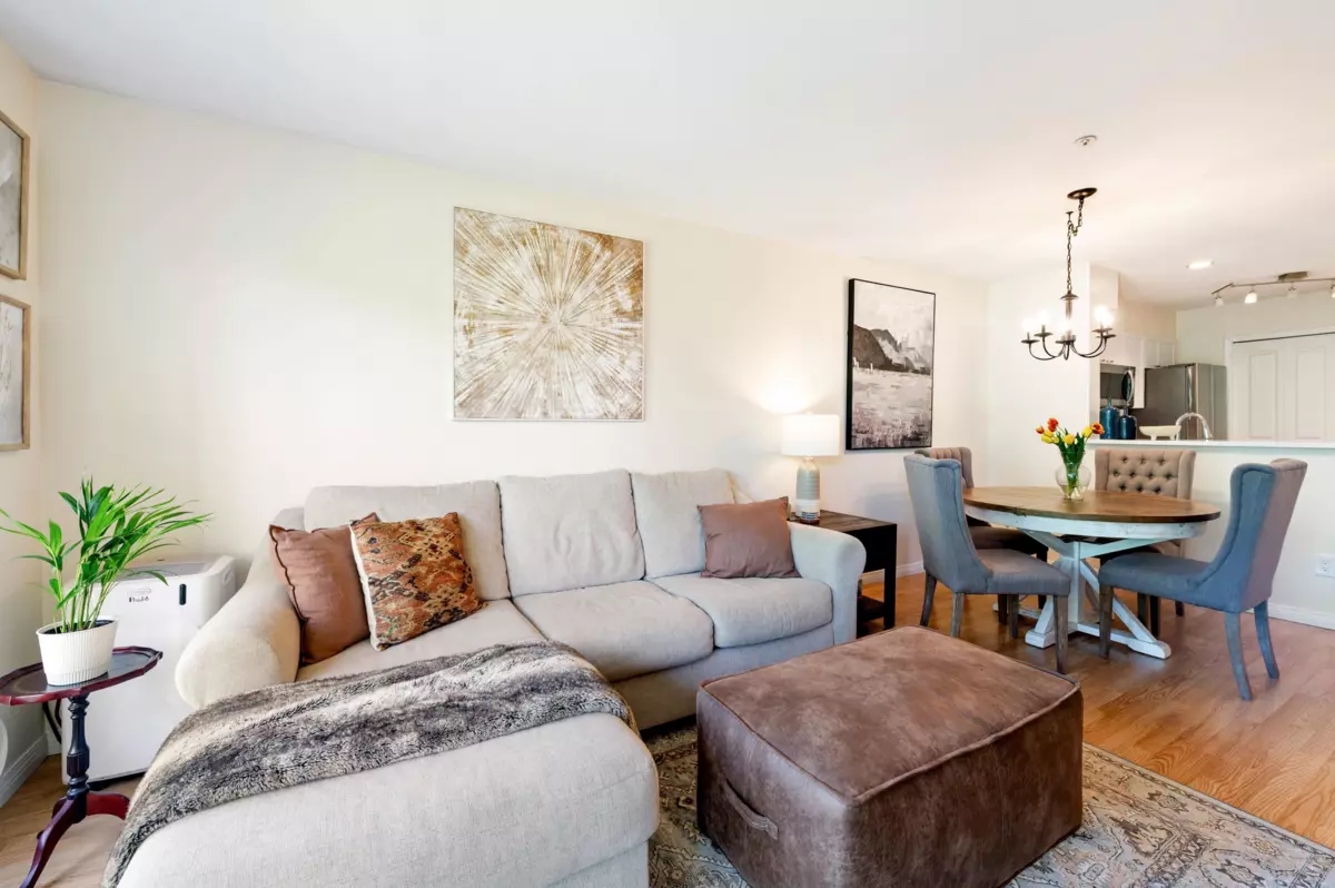 Dining Area Photo of 304 2525 W 4th Avenue, Vancouver, BC