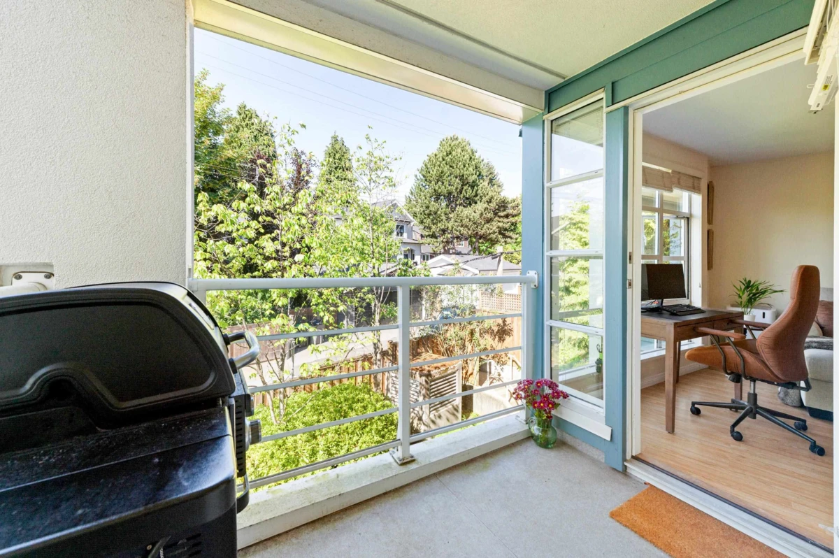 Living Room Photo of 304 2525 W 4th Avenue, Vancouver, BC