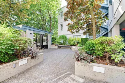 Entry Foyer Photo of 304 2525 W 4th Avenue, Vancouver, BC