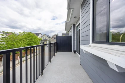 Front Yard Photo of 2 19133 73 Avenue, Surrey, BC