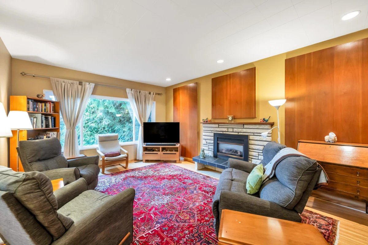 Living Room Photo of 1320 Kent Street, White Rock, BC