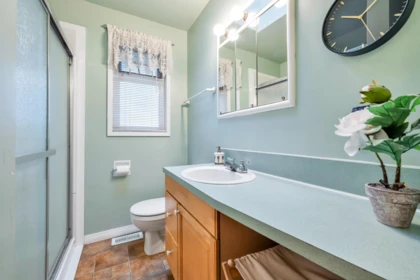 Powder Room Photo of 1320 Kent Street, White Rock, BC