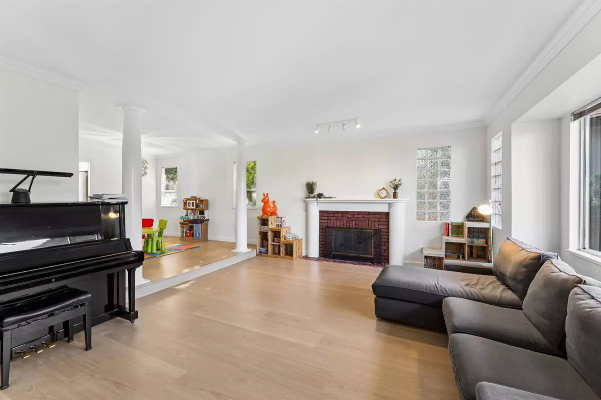 Family Room Photo of 5399 Westhaven Wynd, West Vancouver, BC