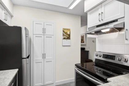 Hallway Photo of 305 932 Robinson Street, Coquitlam, BC
