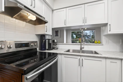 Mudroom Photo of 305 932 Robinson Street, Coquitlam, BC