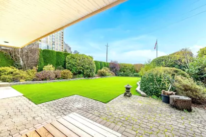 Front Yard Photo of 2328 Bellevue Avenue, West Vancouver, BC