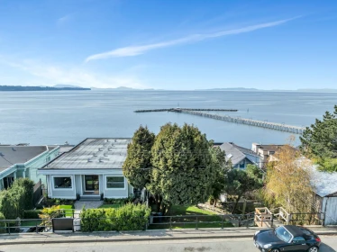 15161 Victoria Avenue, White Rock, BC, White Rock — Single Family Residence for sale