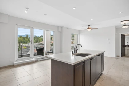 301 4721 Hastings Street, Burnaby, BC, Burnaby — Apartment/Condo for sale