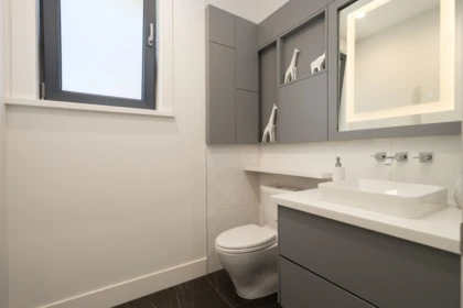 Primary Bathroom Photo of 812 E 6th Street, North Vancouver, BC