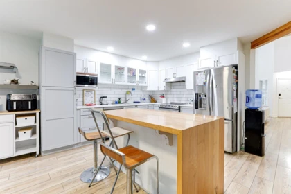 Kitchen Photo of 6 16995 64 Avenue, Surrey, BC