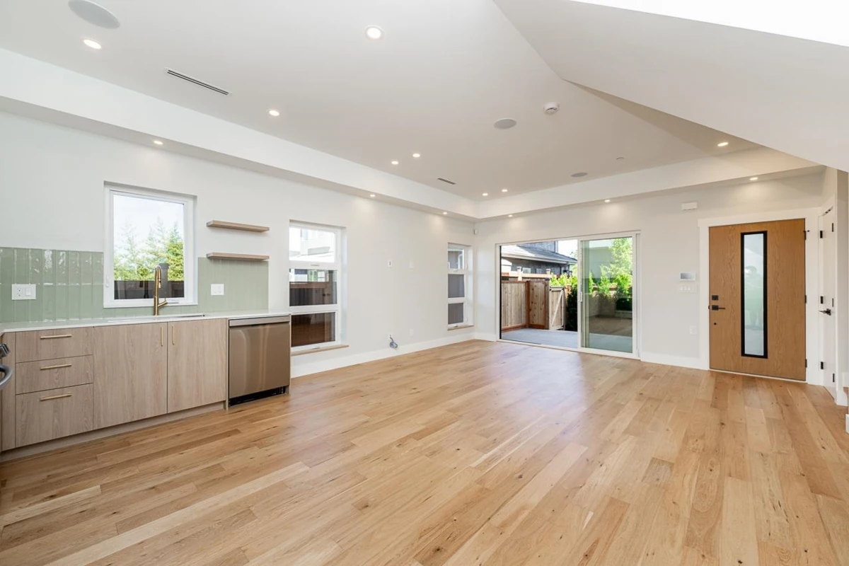 Family Room Photo of 2 678 E 22nd Avenue, Vancouver, BC