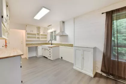 Kitchen Island Photo of 15011 Root Roundabout Road, Sunshine Valley, BC