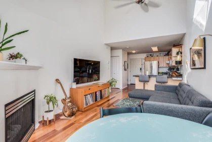 404 3939 Hastings Street, Burnaby, BC, Burnaby — Apartment/Condo for sale