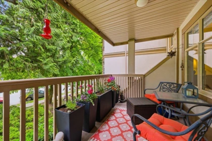 Entry Foyer Photo of 411 2059 Chesterfield Avenue, North Vancouver, BC