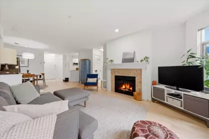 411 2059 Chesterfield Avenue, North Vancouver, BC, North Vancouver — Apartment/Condo for sale