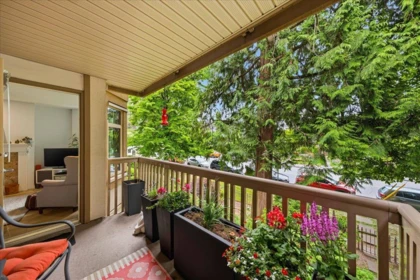 Hallway Photo of 411 2059 Chesterfield Avenue, North Vancouver, BC