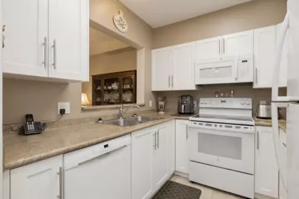 Kitchen Island Photo of 304 2059 Chesterfield Avenue, North Vancouver, BC