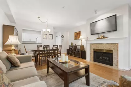 Living Room Photo of 304 2059 Chesterfield Avenue, North Vancouver, BC