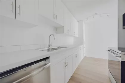 Kitchen Island Photo of 107 15020 North Bluff Road, White Rock, BC