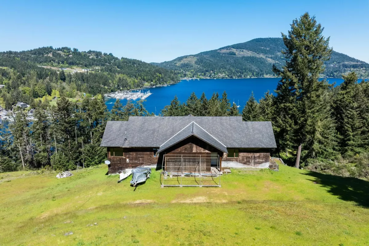 Walk-In Closet Photo of 6748 Stoney Hill Road, No City Value, BC