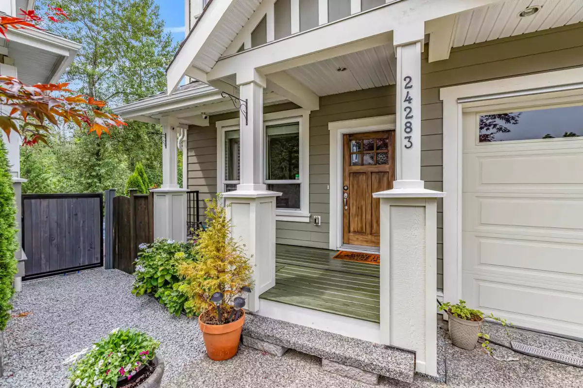 Living Room Photo of 24283 104a Avenue, Maple Ridge, BC