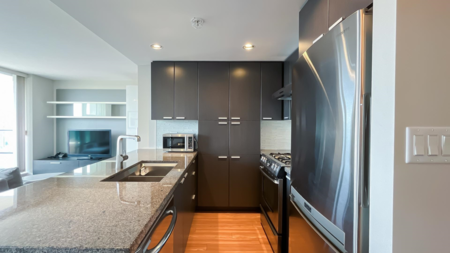 2402 2232 Douglas Road, Burnaby, BC, Burnaby — Apartment/Condo for sale