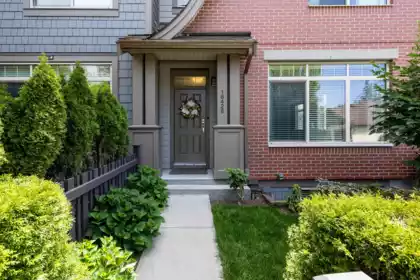 16428 24a Avenue, Surrey, BC, Surrey — Row House (Non-Strata) for sale