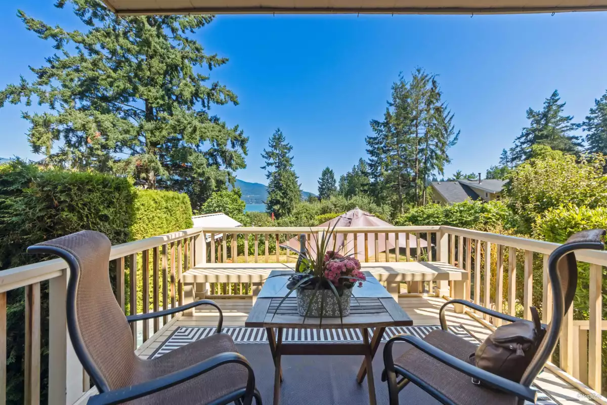 Breakfast Nook Photo of 1115 Lenora Road, Bowen Island, BC