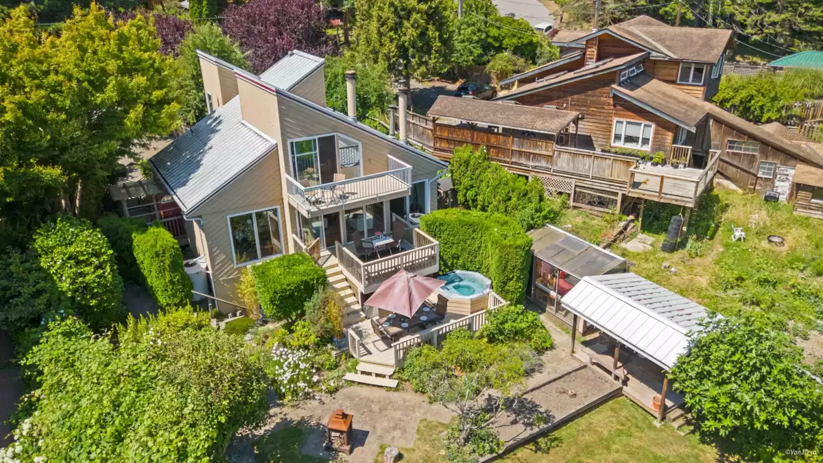 Family Room Photo of 1115 Lenora Road, Bowen Island, BC