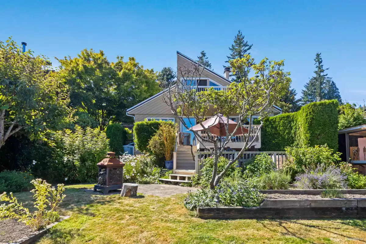 Kitchen Island Photo of 1115 Lenora Road, Bowen Island, BC