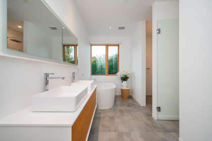 Powder Room Photo of 15493 Royal Avenue, White Rock, BC