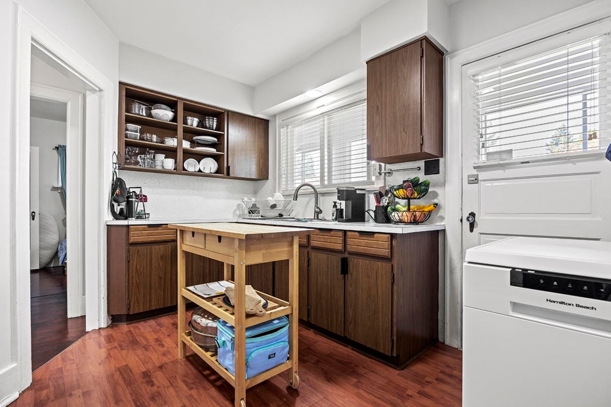Kitchen Island Photo of 815 Eighth Avenue, New Westminster, BC