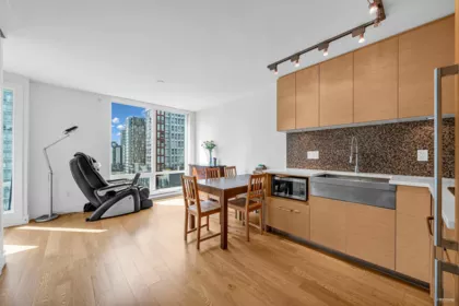 1002 565 Smithe Street, Vancouver, BC, Vancouver — Apartment/Condo for sale