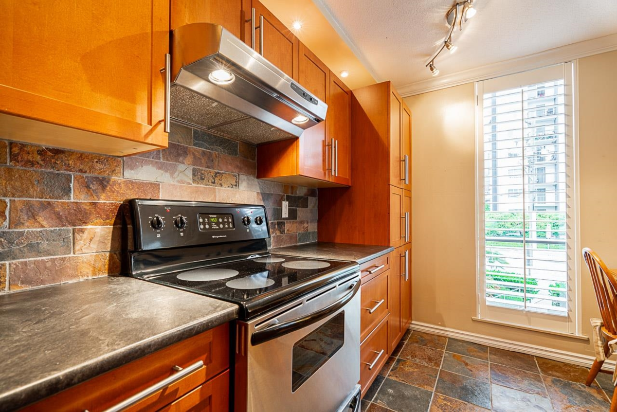 Bedroom 2 Photo of 204 2150 Bellevue Avenue, West Vancouver, BC