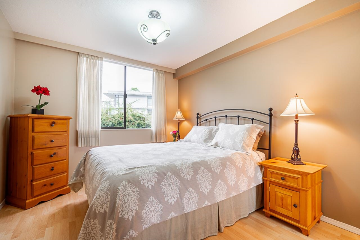 Guest Bathroom Photo of 204 2150 Bellevue Avenue, West Vancouver, BC