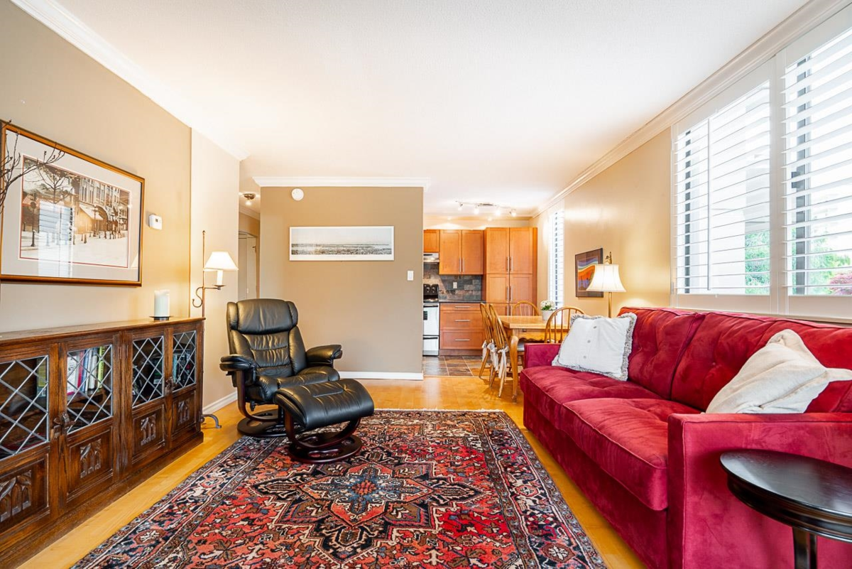 Kitchen Photo of 204 2150 Bellevue Avenue, West Vancouver, BC