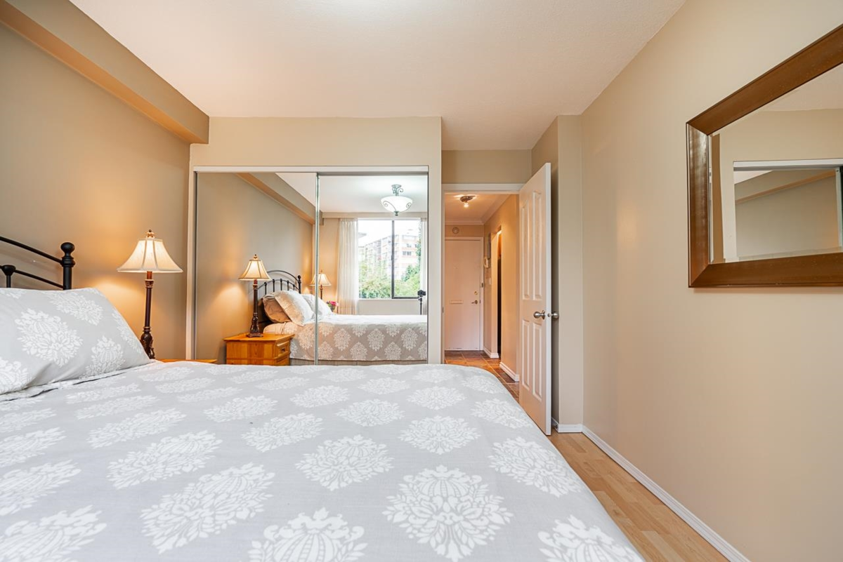 Powder Room Photo of 204 2150 Bellevue Avenue, West Vancouver, BC