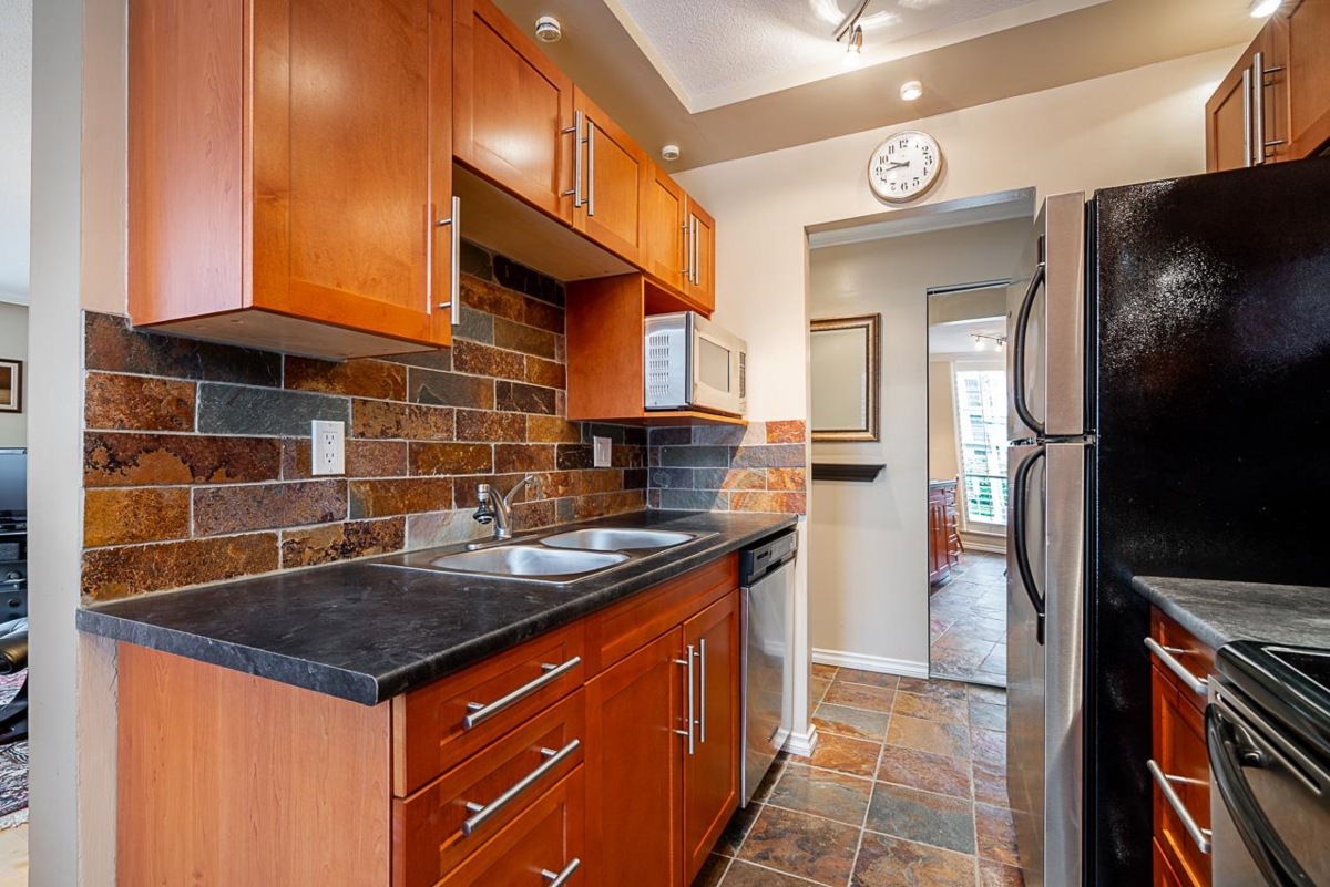 Primary Bathroom Photo of 204 2150 Bellevue Avenue, West Vancouver, BC