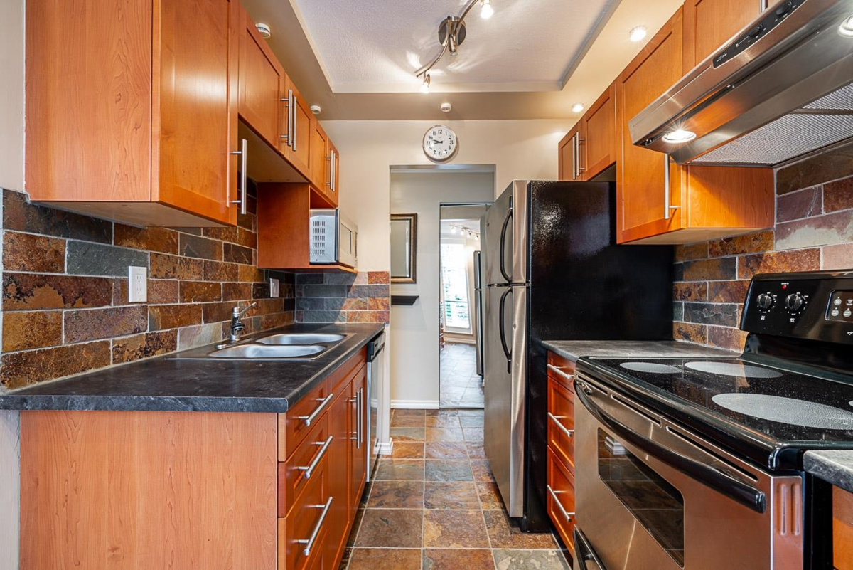 Walk-In Closet Photo of 204 2150 Bellevue Avenue, West Vancouver, BC