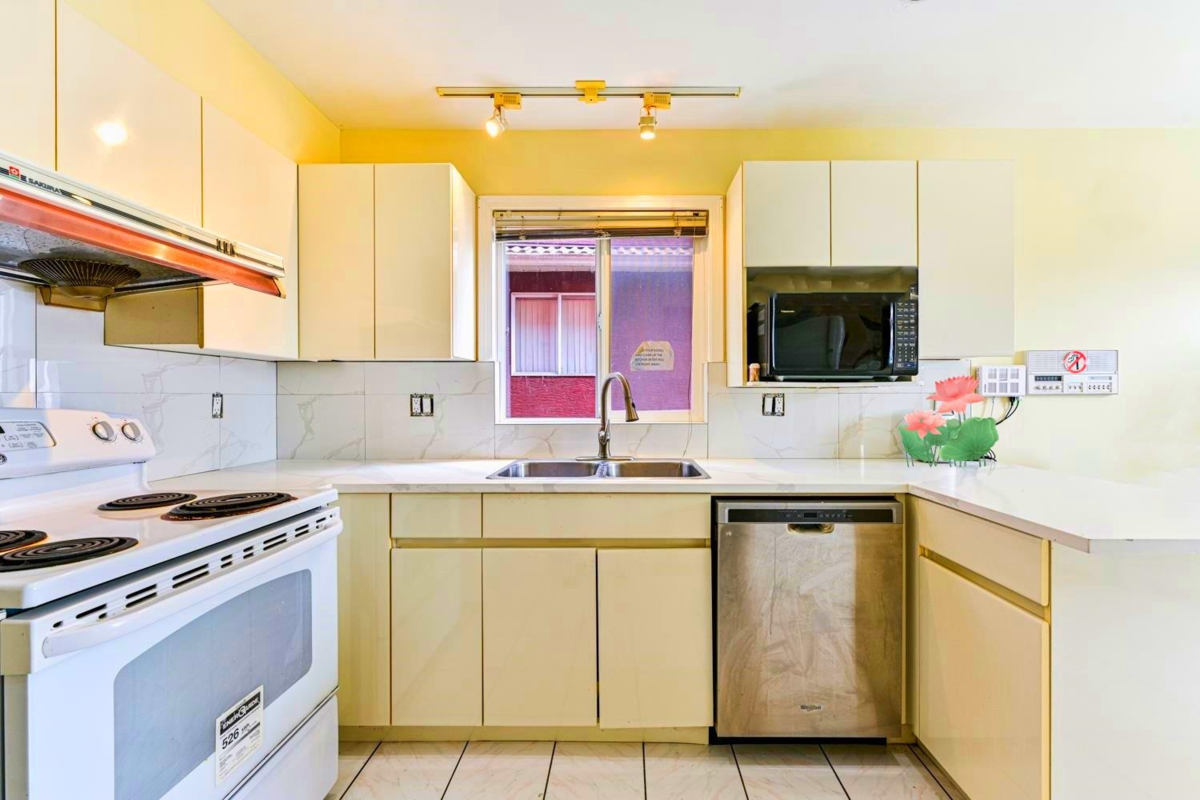 Kitchen Photo of 396 E 49th Avenue, Vancouver, BC