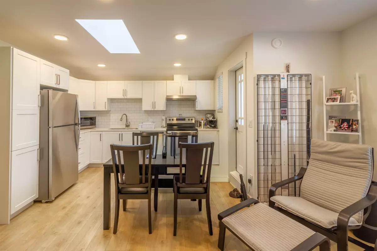 Swimming Pool Photo of 903 Walls Avenue, Coquitlam, BC