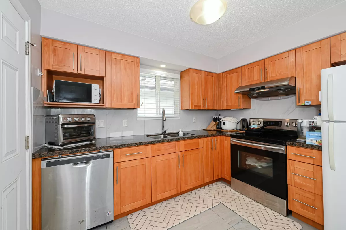 Walk-In Closet Photo of 1818 Fraser Avenue, Port Coquitlam, BC