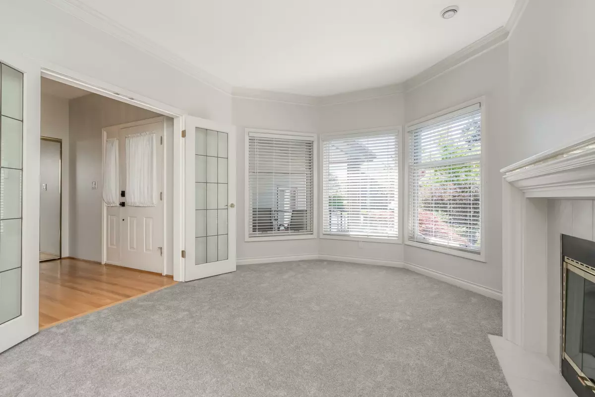 Breakfast Nook Photo of 6247 Crescent Place, Delta, BC