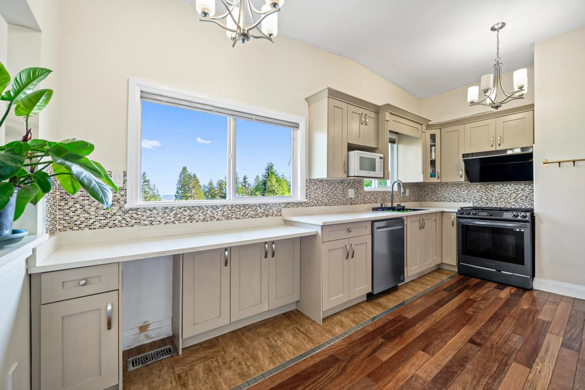 Bedroom 2 Photo of 520 Ballantree Place, West Vancouver, BC