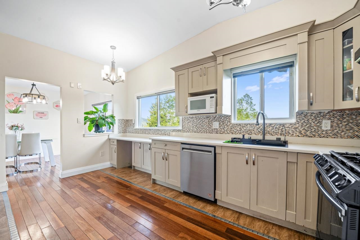 Breakfast Nook Photo of 520 Ballantree Place, West Vancouver, BC