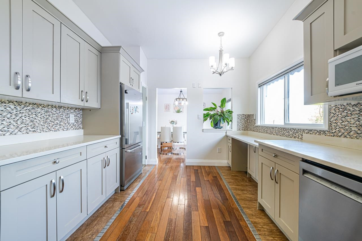 Living Room Photo of 520 Ballantree Place, West Vancouver, BC